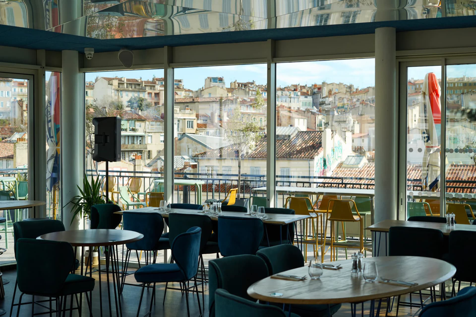 Le Rooftop des Réformés — Vue panoramique du restaurant à Marseille